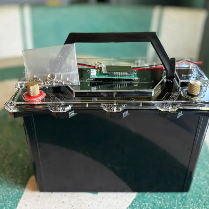 Hộp Pin Chống Nước Tuyệt Đối 60Ah - 75Ah - Cải Tiến Hoàn Toàn Với Cọc Đồng Chống Cháy, Mặt Trong Suốt, Đồng Hồ Báo Volt Lithium VN Chính Xác