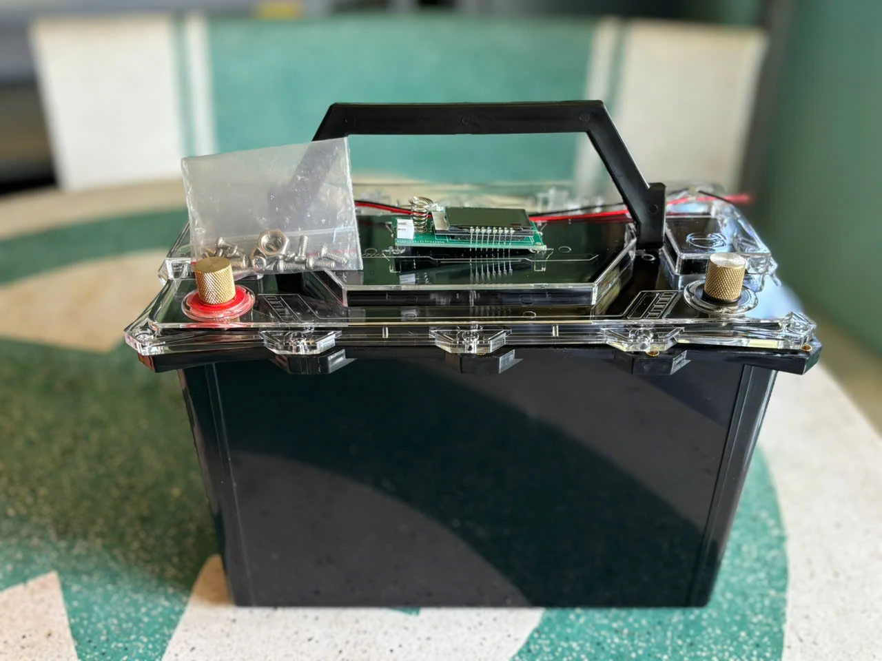 Hộp Pin Chống Nước Tuyệt Đối 60Ah - 75Ah - Cải Tiến Hoàn Toàn Với Cọc Đồng Chống Cháy, Mặt Trong Suốt, Đồng Hồ Báo Volt Lithium VN Chính Xác